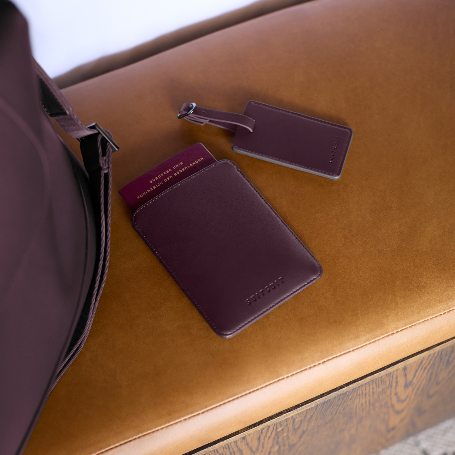 Mystique - Cherry Lacquer - Porte-Passeport